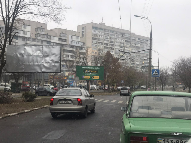 Щит 6x3, вул. Святих Кирила та Мефодія -І. Вазова вул. ( на розподільчій смузі, поряд Банк ,АТБ, Нова пошта) Щит 6x3, вул. Святих Кирила та Мефодія -І. Вазова вул. ( на розподільчій смузі, поряд Банк ,АТБ, Нова пошта)